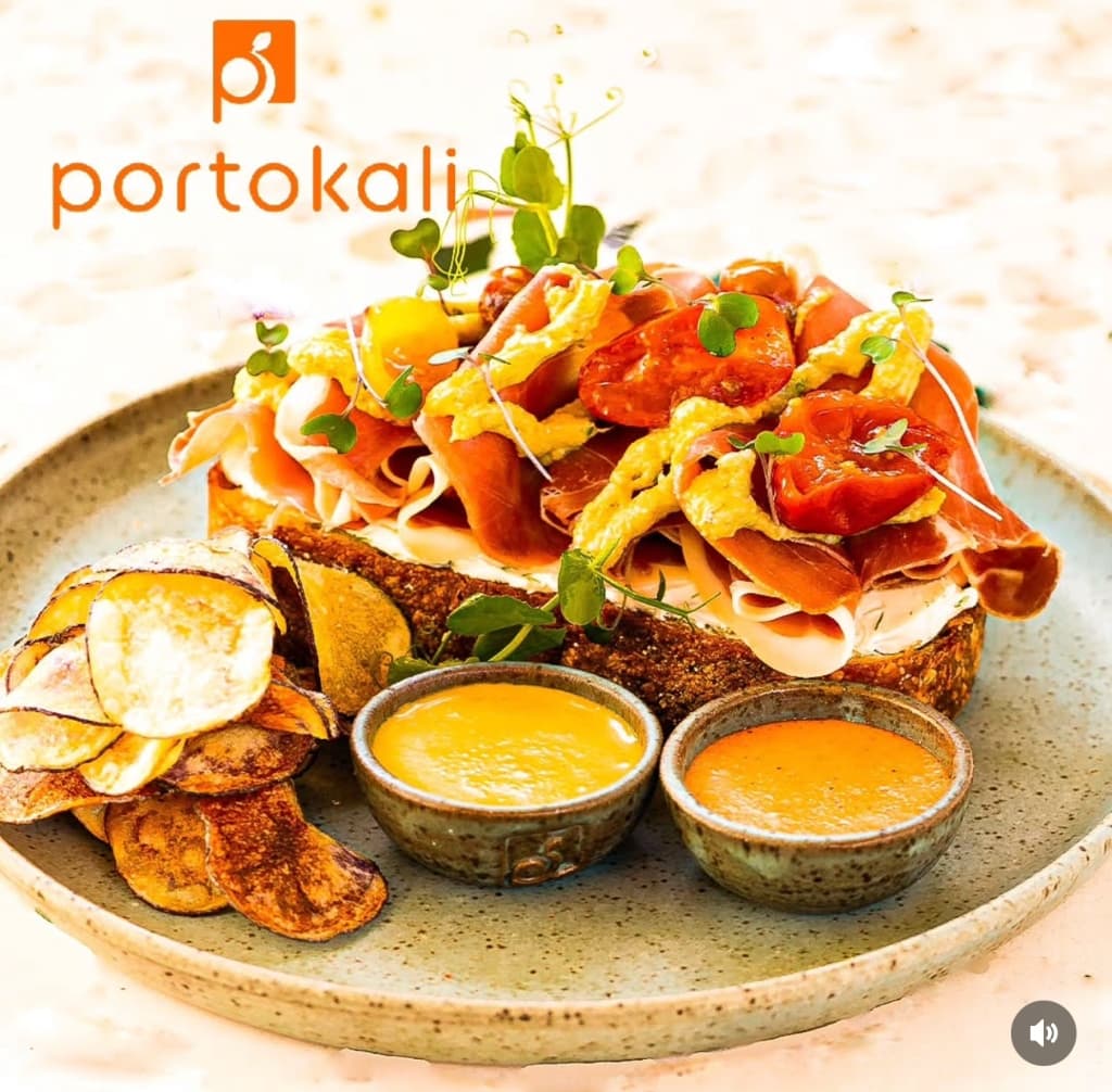 Mesa con sándwich Portokali