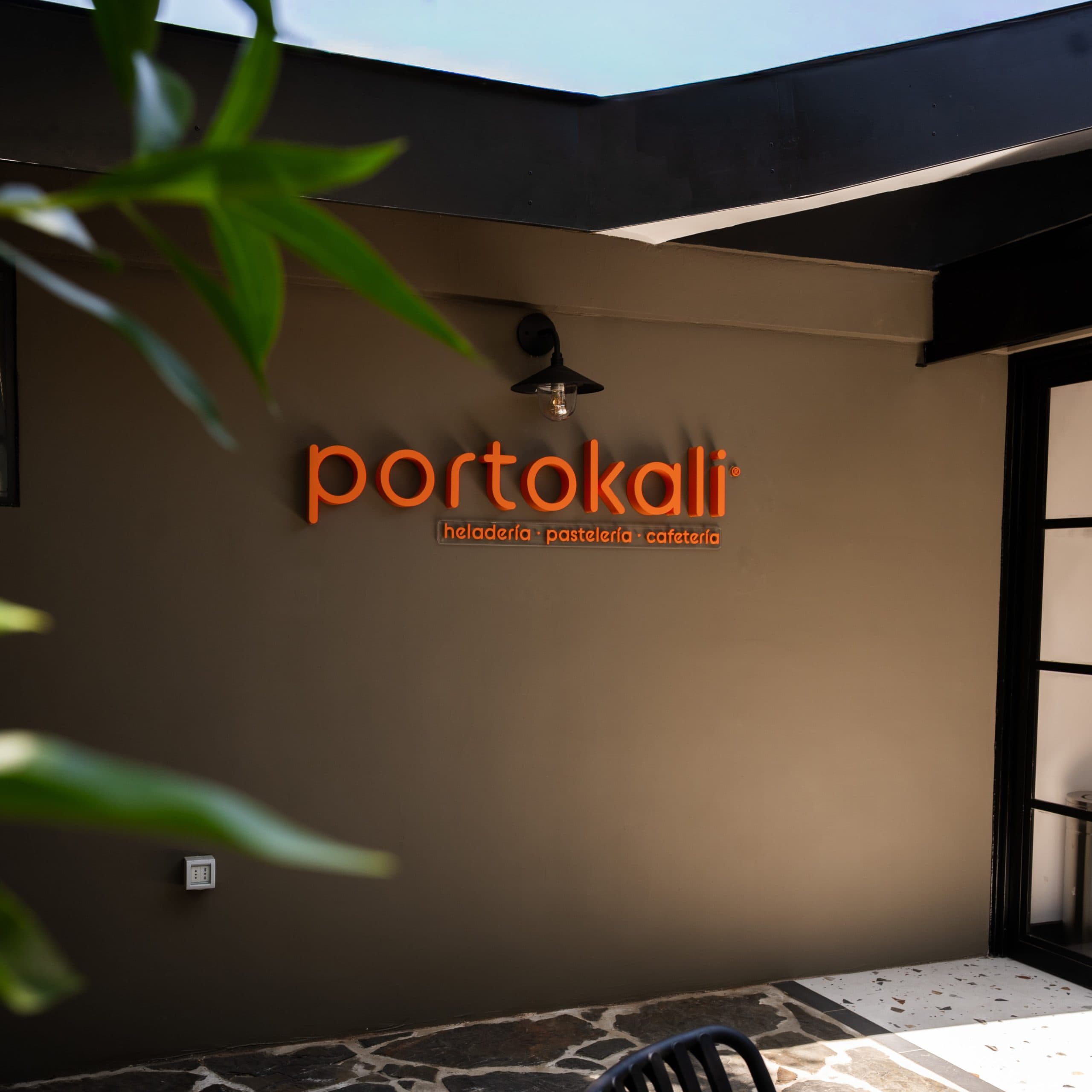 Interior Portokali con letrero naranja